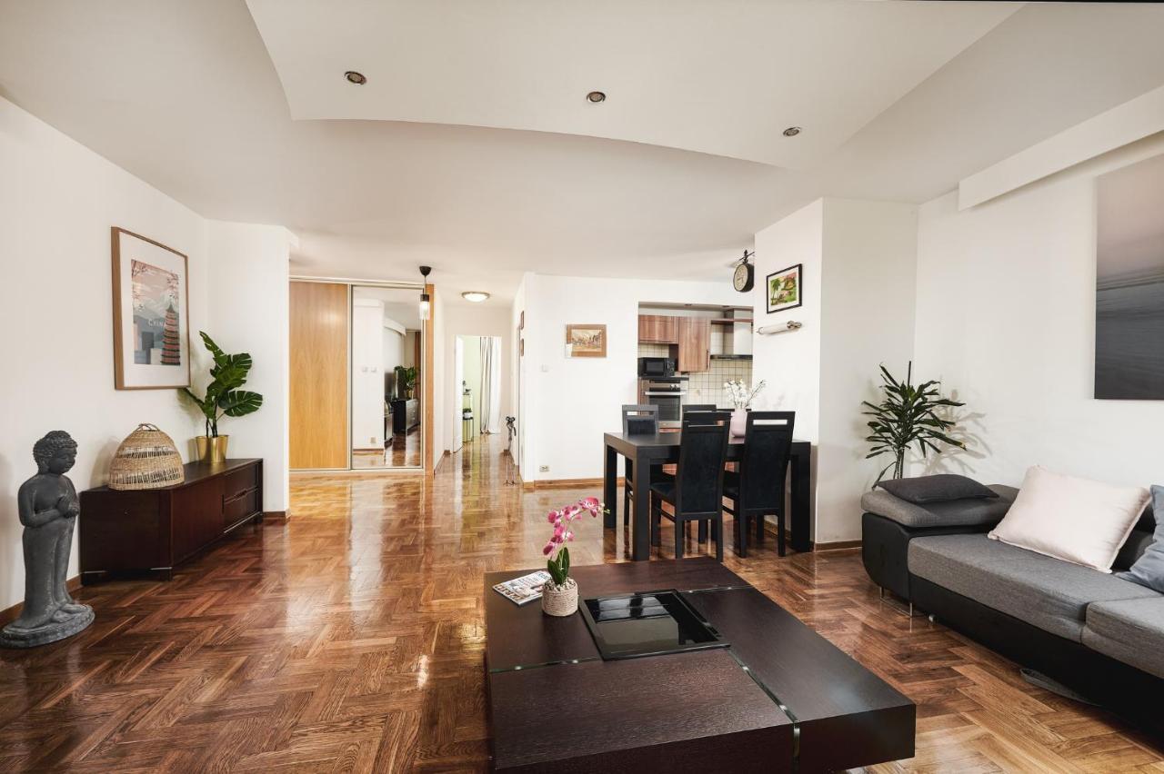Lumina Spacious Near The Railway Station Apartment *